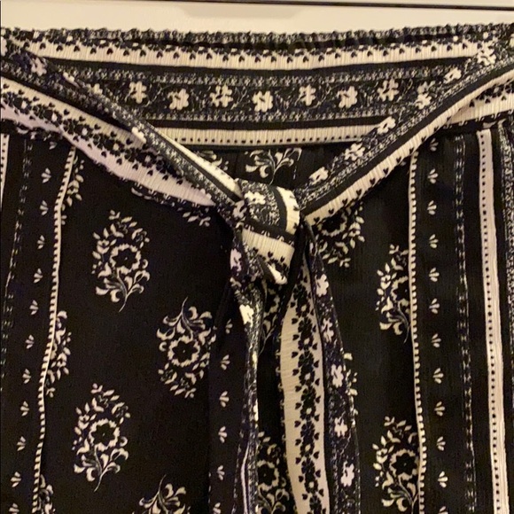 Boho front tie Socialite shorts - Picture 2 of 4